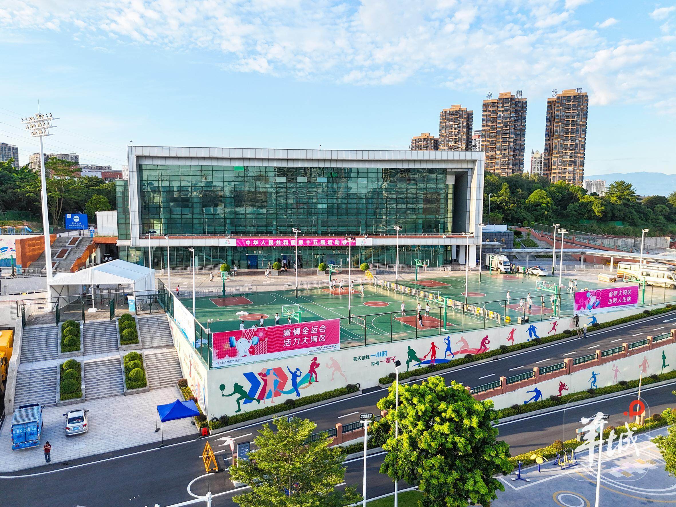 体育馆开赛, 人每周开展, 预展